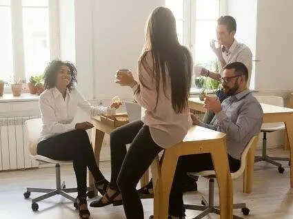 temps-pause-entreprise-cigarette-ecran-femme-enceinte-jeune-travailleur