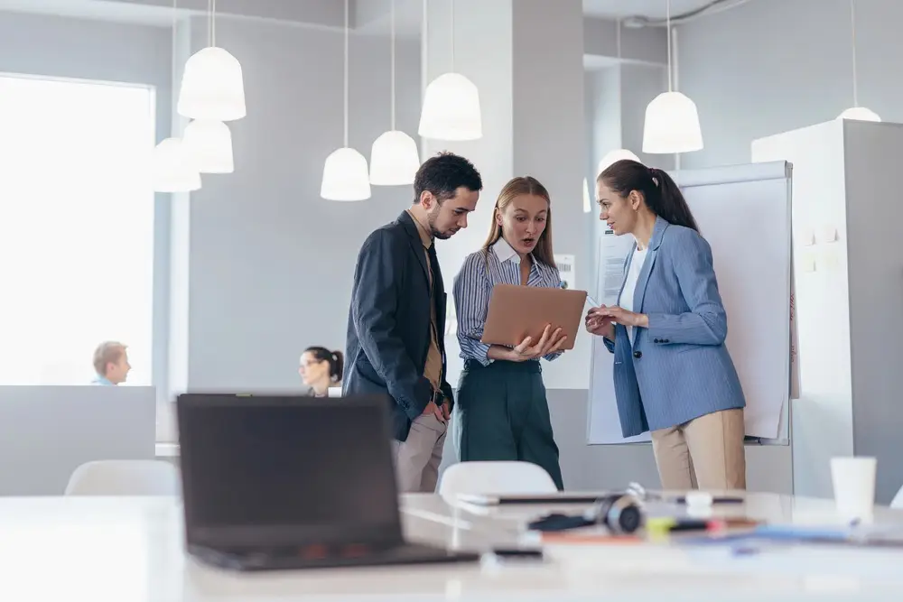 monde-du-travail-retour-a-plusieurs-bureaux-proximite