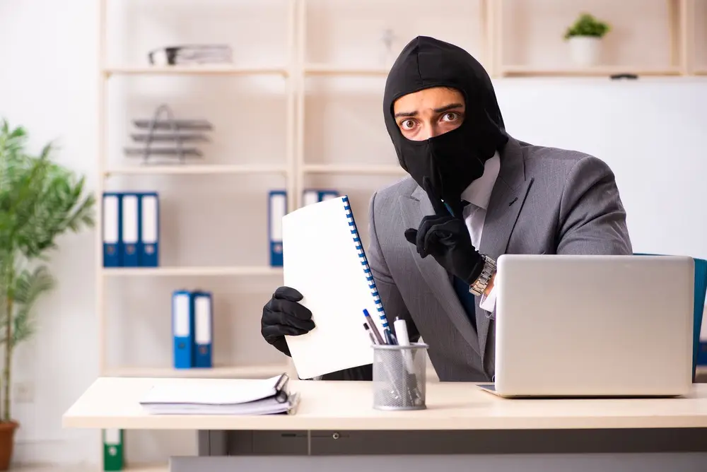
vol-au-travail-suspicion-licenciement-preuves