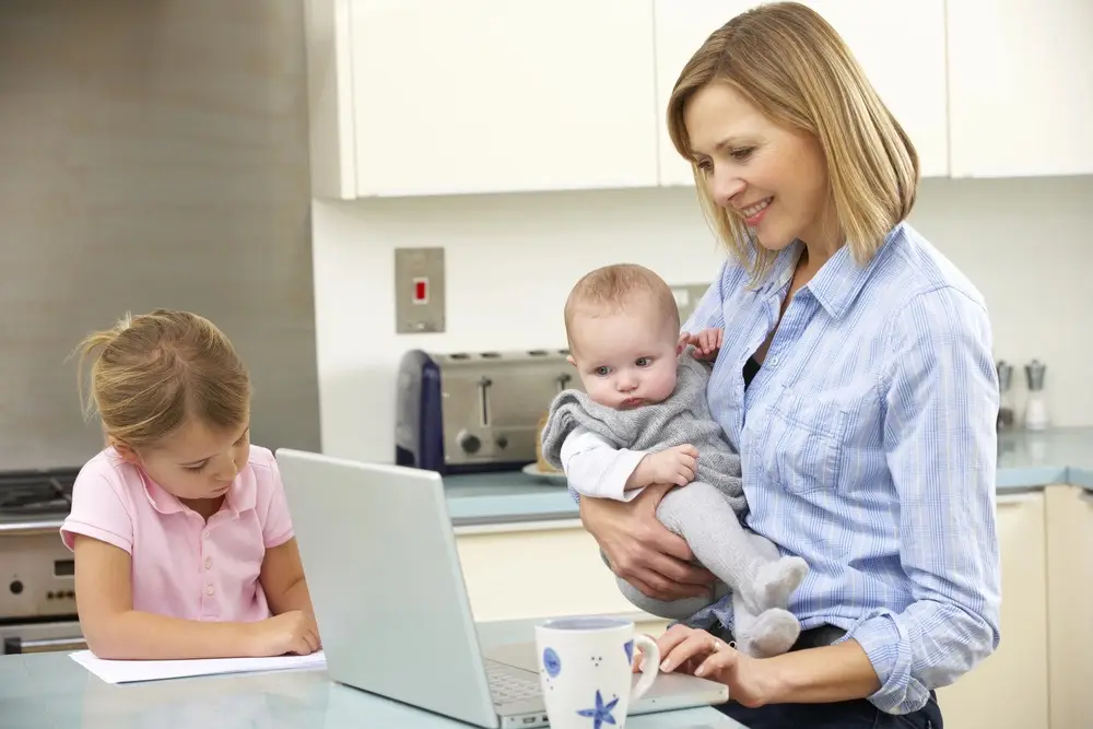 femmes-cachent-maternite-au-travail