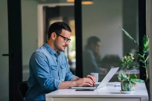 travail hybride engagement collaborateurs erreurs eviter
