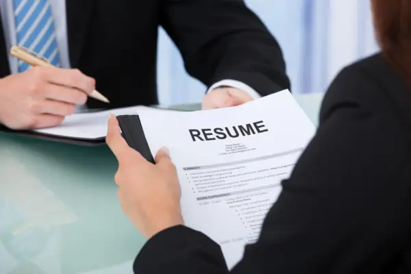Comment recruter un profil surqualifié et évaluer sa motivation en entretien ?