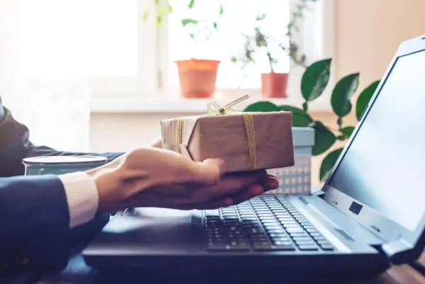 Comment choisir un cadeau collaborateur utile et personnalisé ?