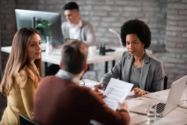 Comment les recruteurs peuvent-ils surmonter la pénurie de compétences et attirer les bons candidats ?